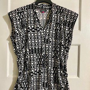 Vince Camuto vneck black & white sleeveless blouse